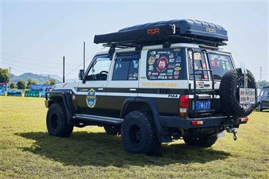Твердая оболочка палатки на крыше автомобиля